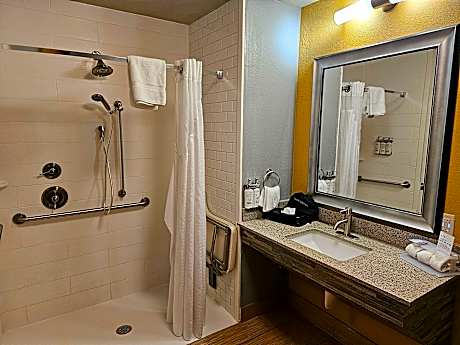 2 Queen Standard Comm Access Roll Shower