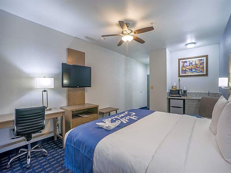 Days Inn & Suites by Wyndham Webster NASA-ClearLake-Houston