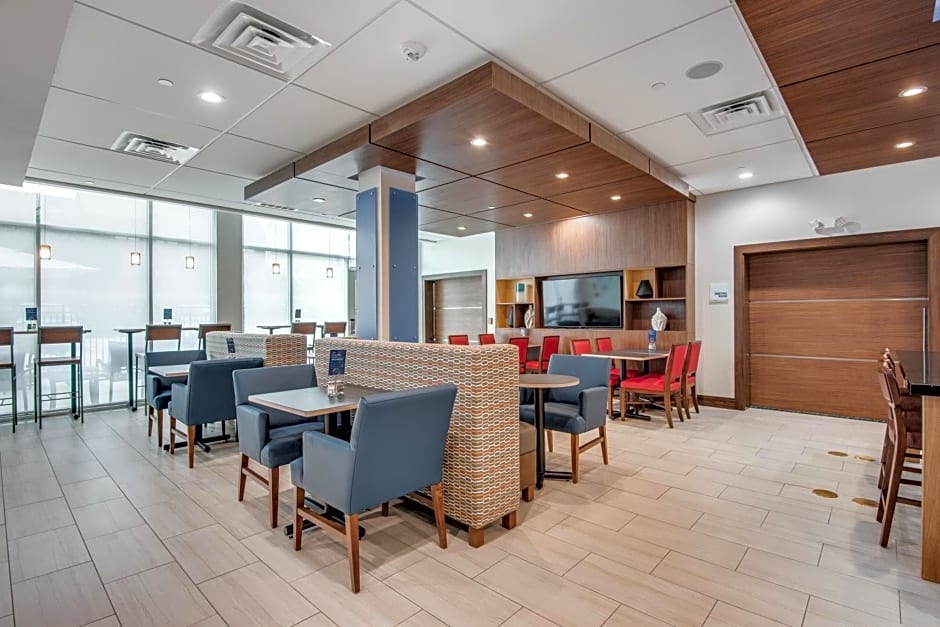 Holiday Inn Express & Suites Dallas North - Addison