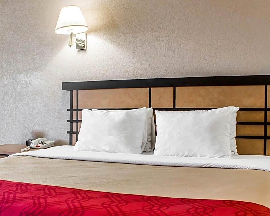 Econo Lodge Inn & Suites Colonie Center Mall