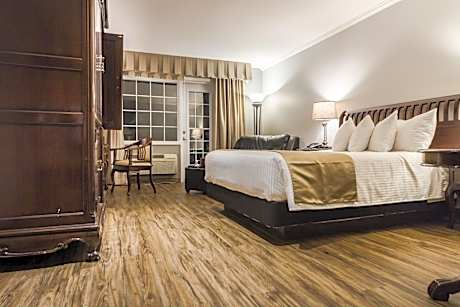 Superior Queen Room with Partial Lake View