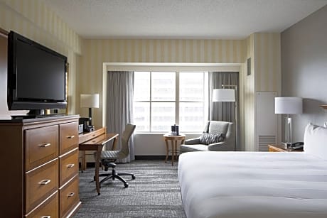 King Room with Adapted Tub - Mobility and Hearing Accessible
