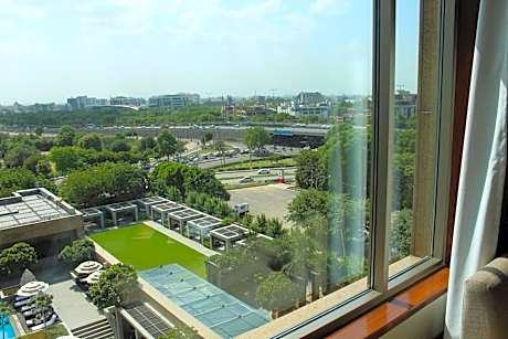 Standard King Room with City View - Lounge Access
