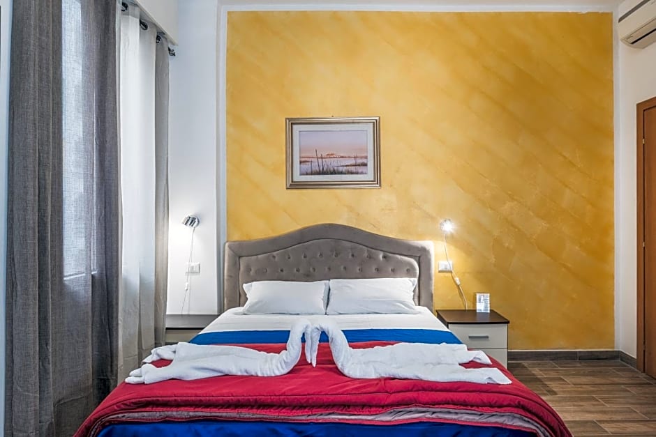 Bulldog Station Apartments with private WC, AC, TV