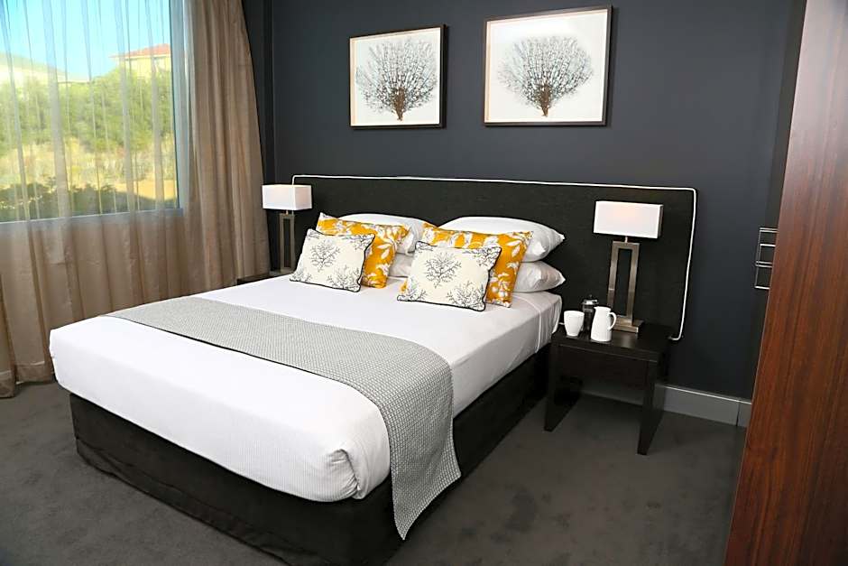 Springfield Lakes Hotel