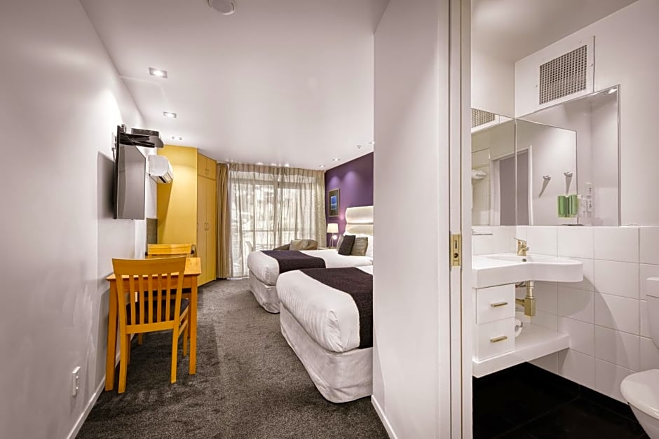 Trailways Hotel Nelson