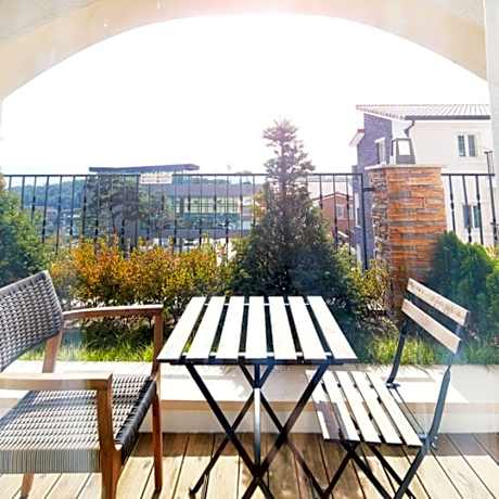 Deluxe Twin - BBQ Package for 2 People, 2 Breakfast Included