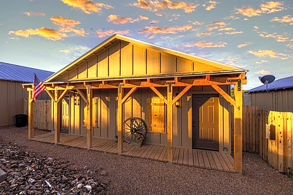 -Pet Friendly- Miners Cabin #5 -Two Double Beds - Private Balcony
