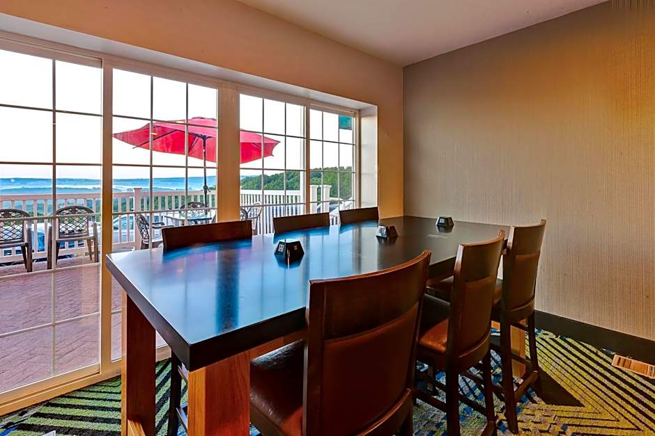 Holiday Inn Express & Suites Petoskey by IHG
