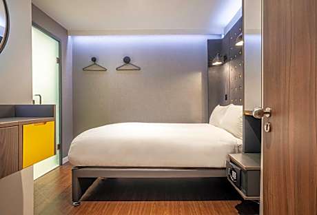 Cozy Double Room no Window