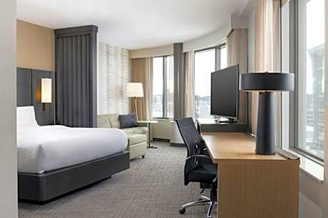 Corner King Studio Suite with Sofa Bed and City View - Hearing Accessible