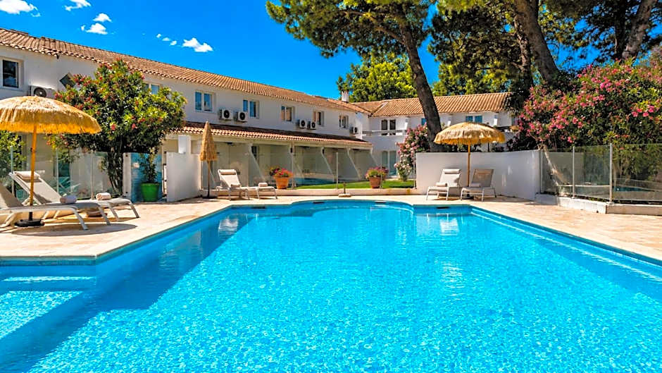 Artemia Aigues-Mortes - Hôtel avec piscine - Bornes électriques - Parking privé - Local vélo-moto