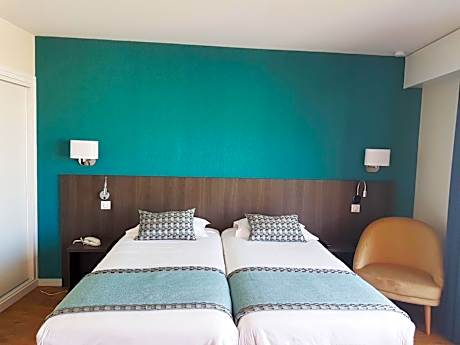 Deluxe Triple Room(1 Double Bed and 1 Twin Bed)