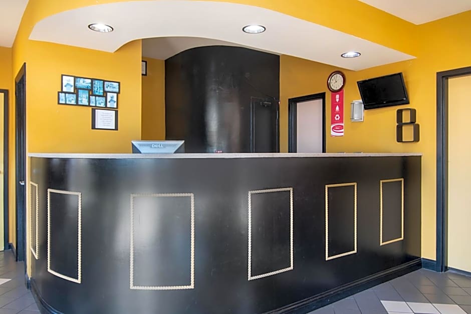 Econo Lodge Inn & Suites