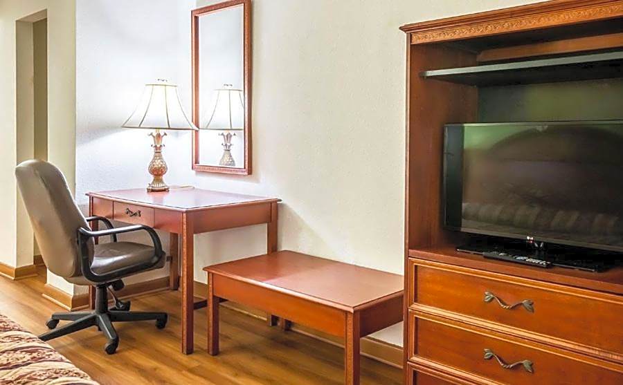 Studios and Suites 4 Less Emporia