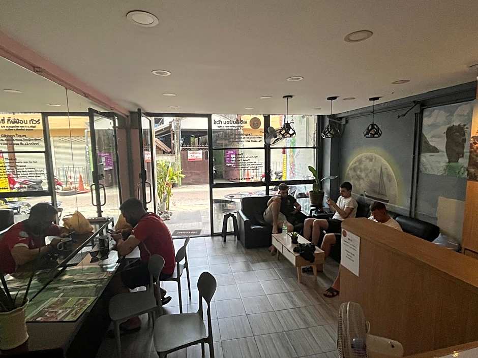 Lazy Gibbon 1 Chiang Mai - Tha Phae Gate