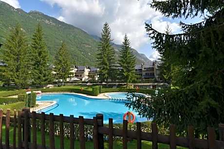 Acogedor apartamento de montaña con jardín y piscina