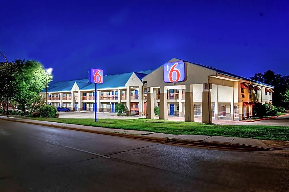 Motel 6 Arlington