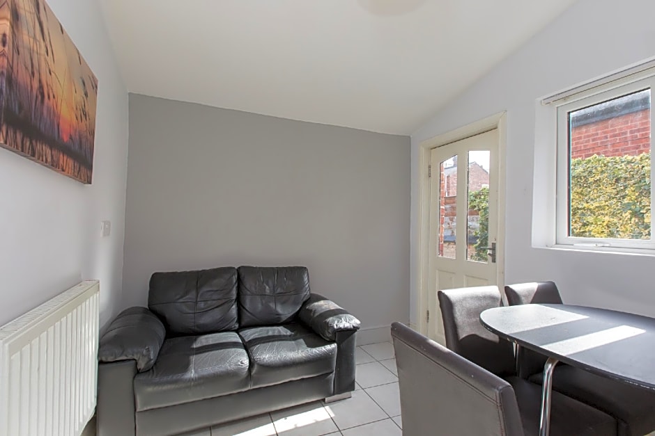 Townhouse @ 27 Electricity St Crewe