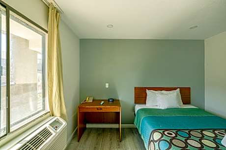1 Queen Bed Junior Room Non-Smoking