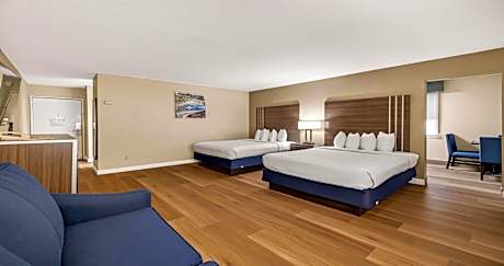 Queen Suite with Two Queen Beds, Sofa Bed and Kitchen - Non-Smoking