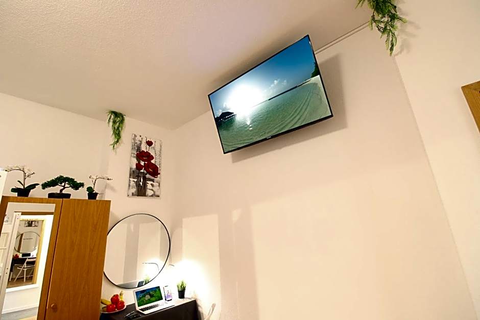 Hotel Ulm Zentrum - Komplettes Zimmer, Hochbett, Android TV & eigenem Bad - perfekt für Familien & Gruppen