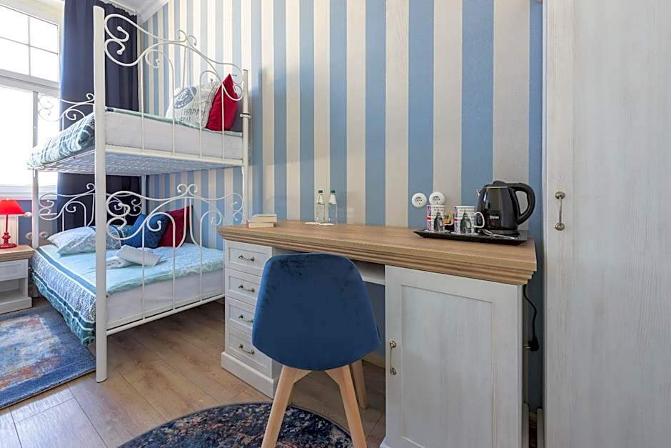 Hostel Night o'clock