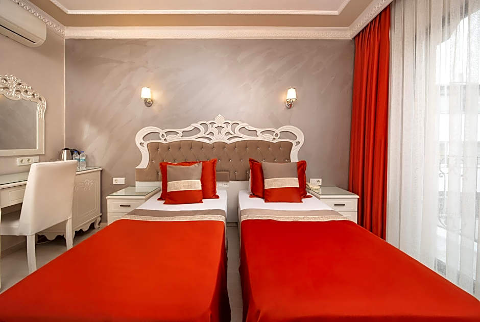 DELUXE NEWPORT HOTEL