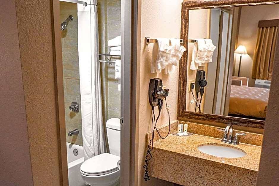 Quality Inn & Suites Near Six Flags - Austell