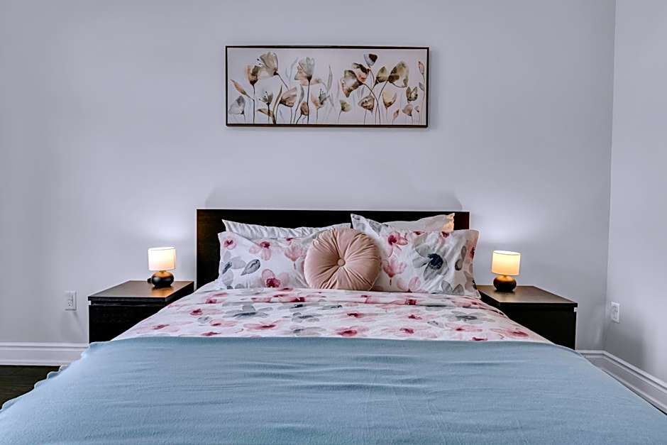 Oshawa Family Haven - Luxury 7BR Villa with Cozy Fireplaces & Hot Tub