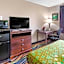 Econo Lodge Inn & Suites