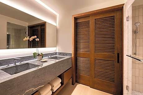 Newly Renovated, Guest room, 2 Queen, Beachfront, Ground floor, Lanai