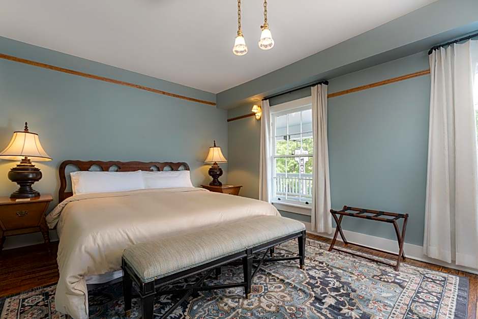 The NuWray Hotel & Carriage House