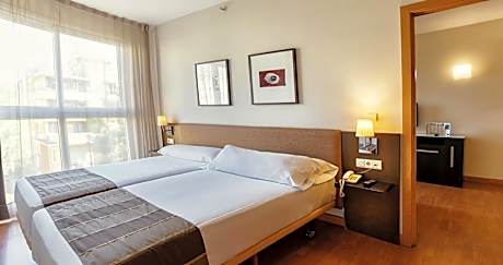 Family Room (2 Adults + 1 Child)