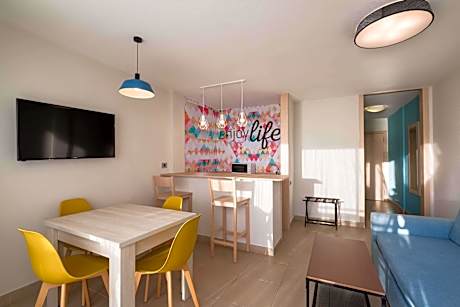 Apartment with Side Sea View