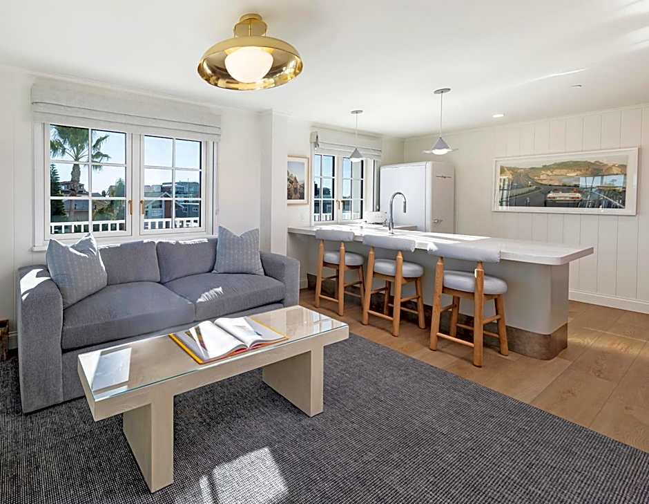 Bay Shores Peninsula Hotel