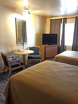 Sky Ranch Inn