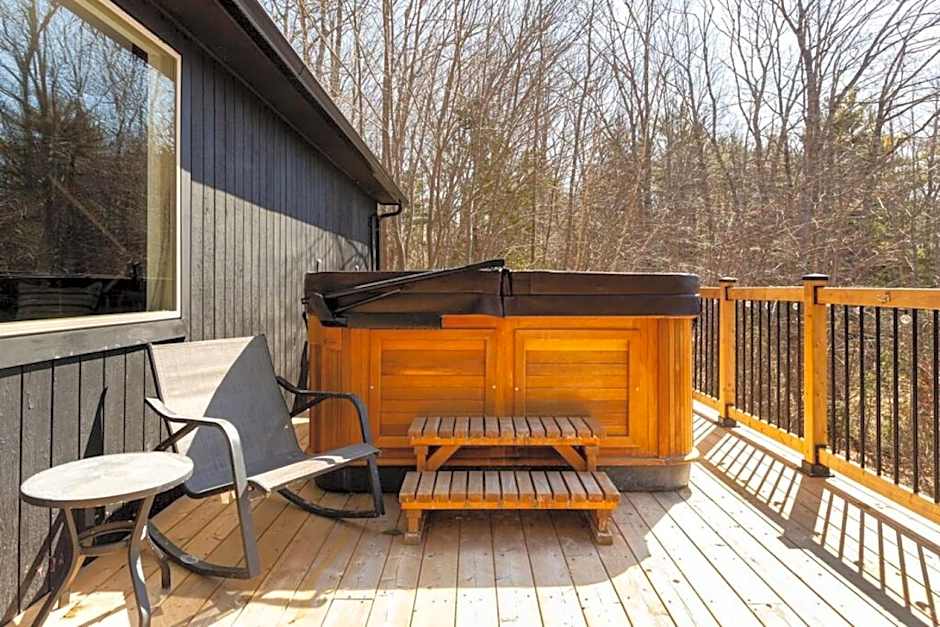 The Old Kettle Cabin with Hot Tub