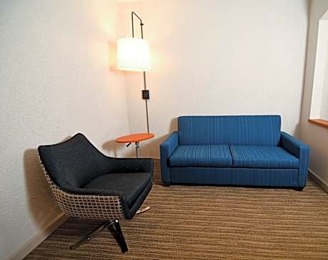 2 Queen Suite Sofa Bed Comm Access Tub