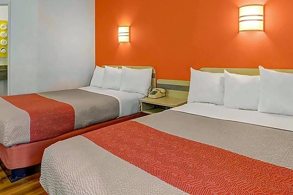 Howard Johnson by Wyndham Lemoore