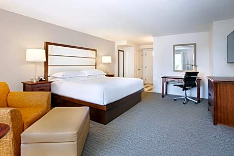 One-Bedroom King Suite with Roll-in Shower - Mobility/Hearing Access