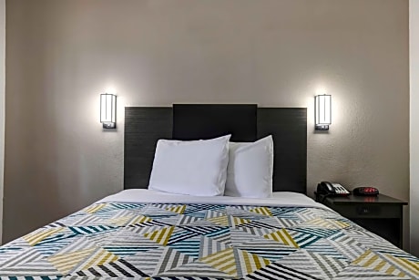 Queen Room - Disability Access - Smoking
