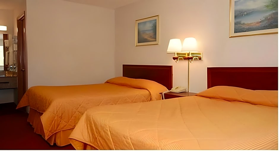 Econo Lodge Inn & Suites Forest