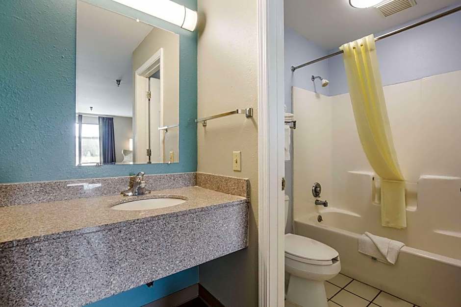 Econo Lodge Inn & Suites I-65