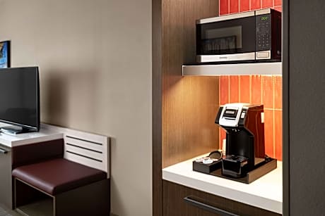 1 King Premium W/ Daily Drinks-Snacks Credit