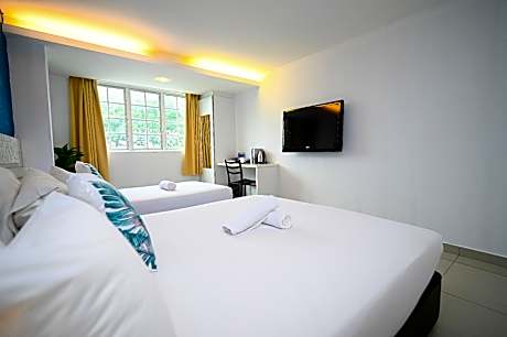 Deluxe Triple Room with Window