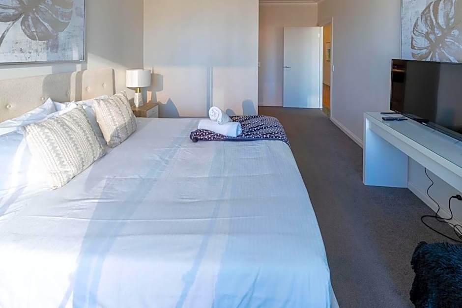 Penthouse 3 bdrm amazing views opposite casino