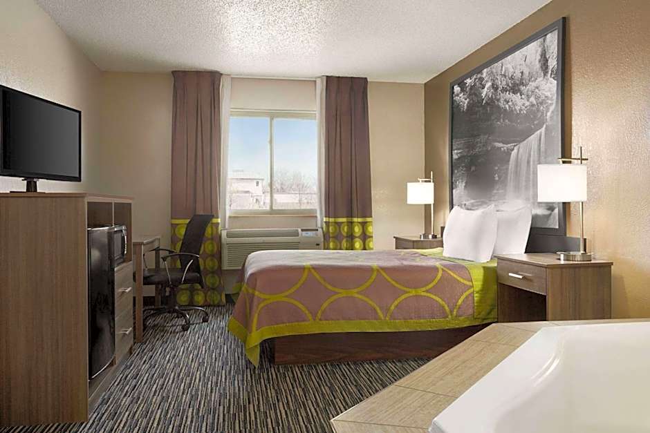 Super 8 by Wyndham Joliet I-55 N/Chicago