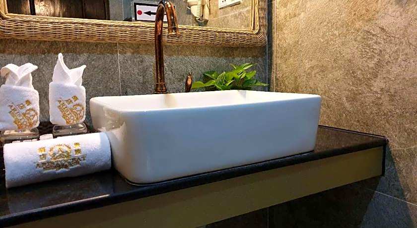 Aristocrat Residence & Hotel