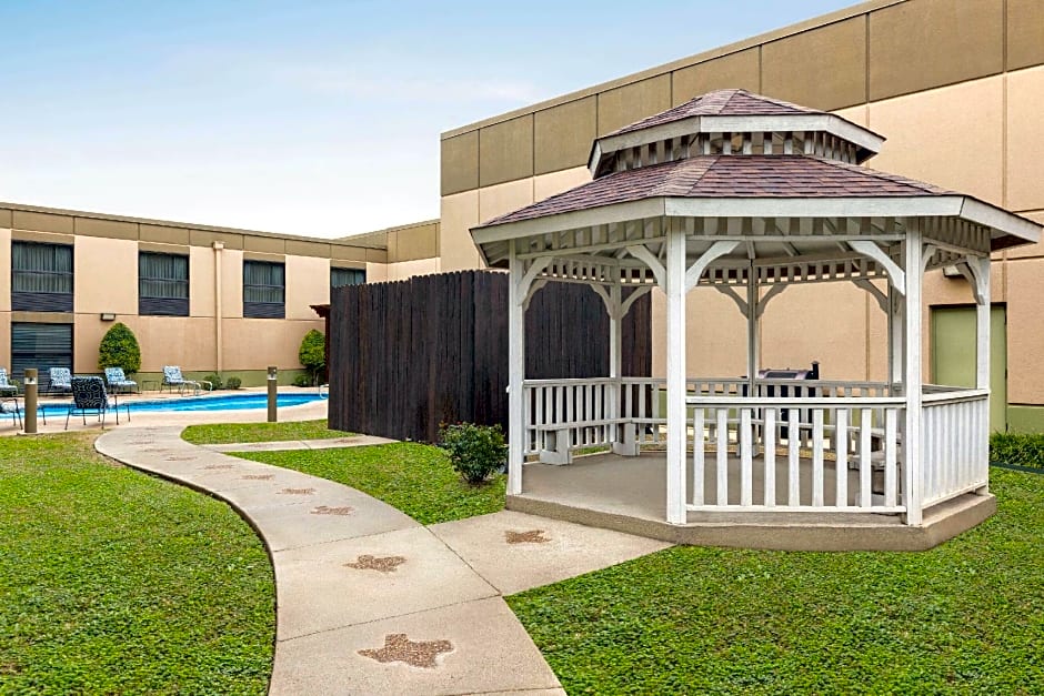 IBAN Dallas Park Central Hotel, Trademark by Wyndham